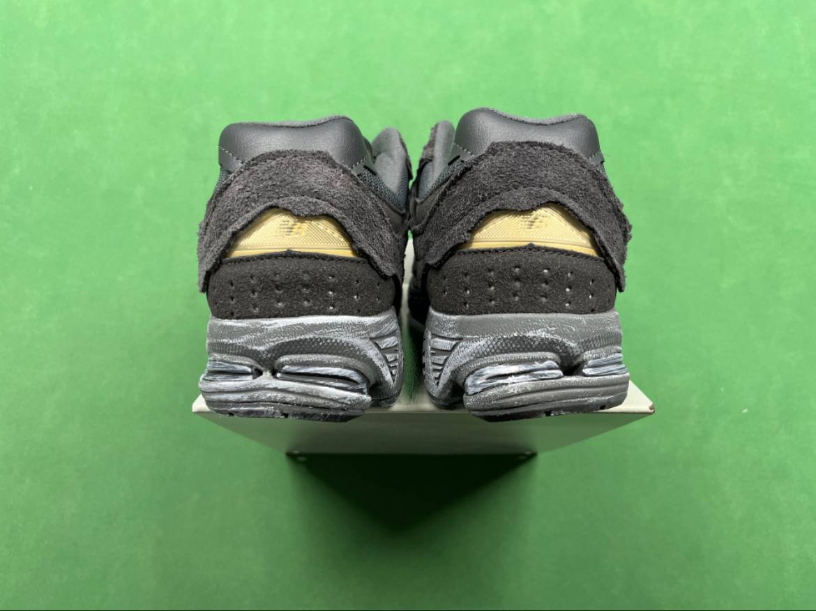 M batch New Balance 2002R -3