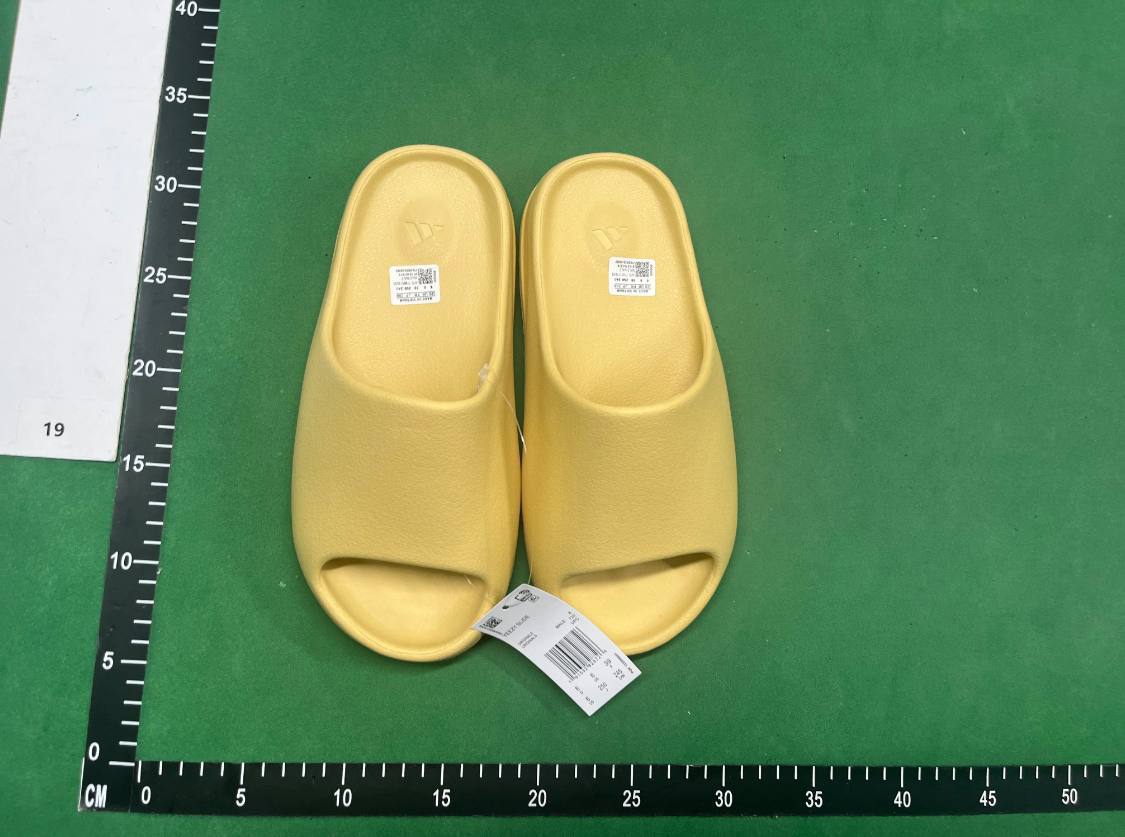 MANY YEEZY SLIDES -1