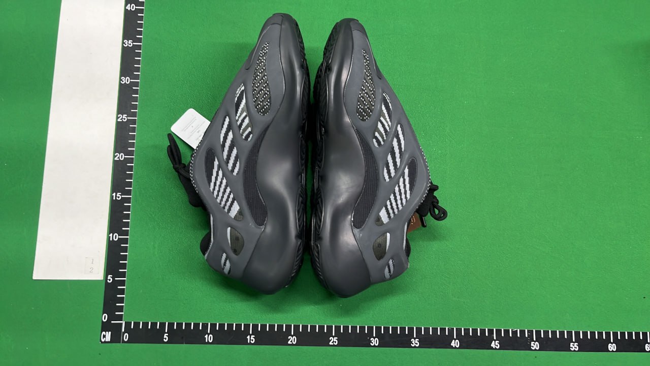 Adidas Yeezy Boost 700 -2